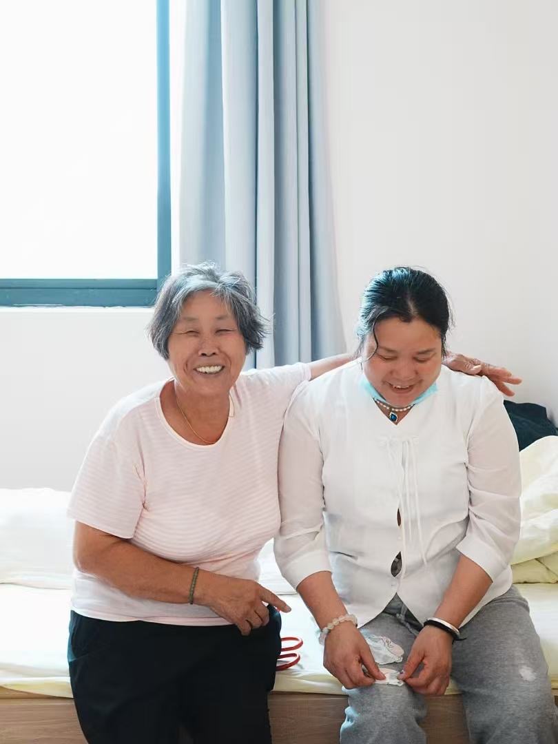护理人员陪伴长者交流